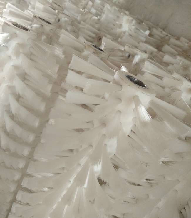 白色pa太陽能清(qīng)洗毛刷輥